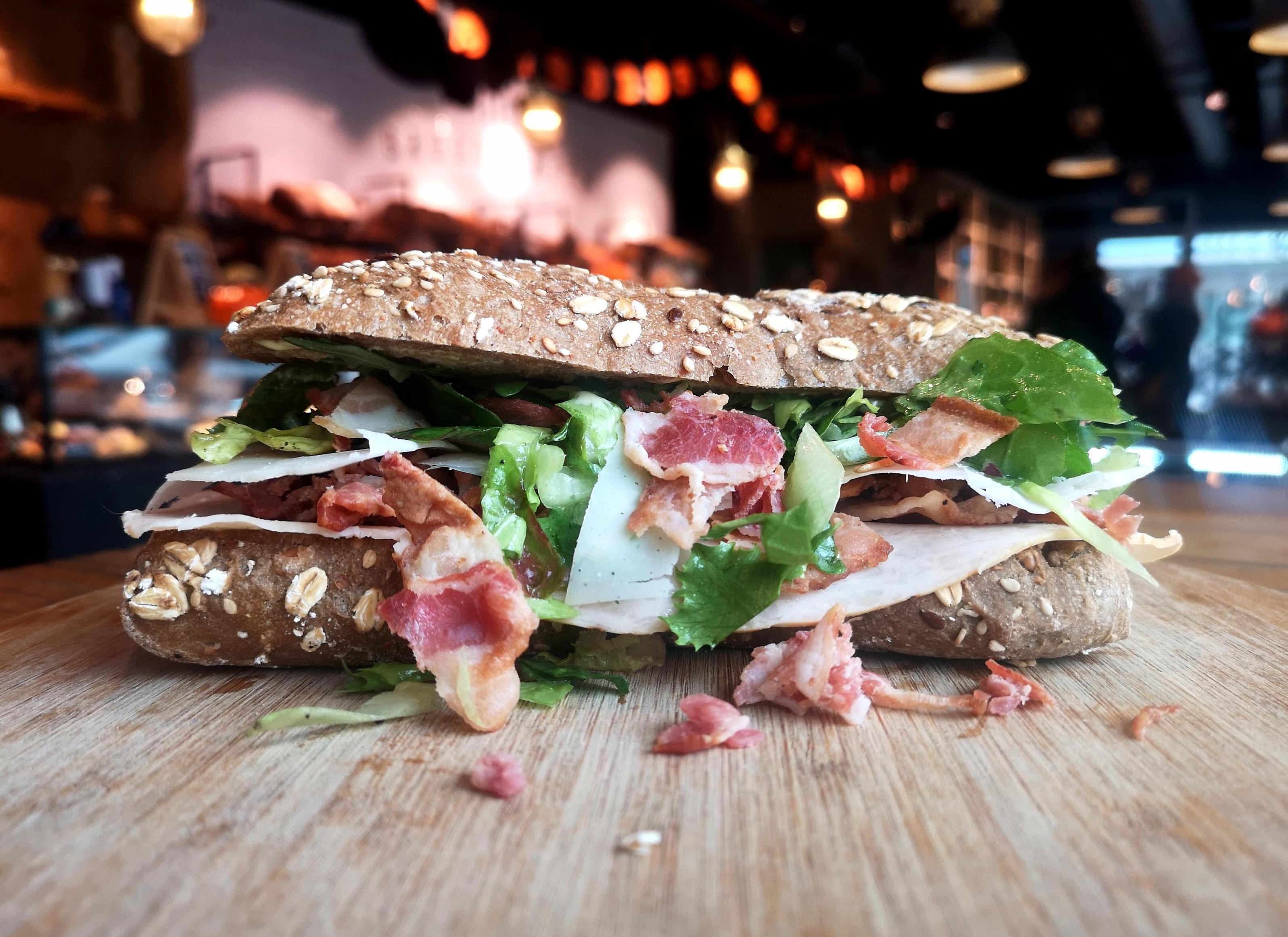 Broodje gerookte kip